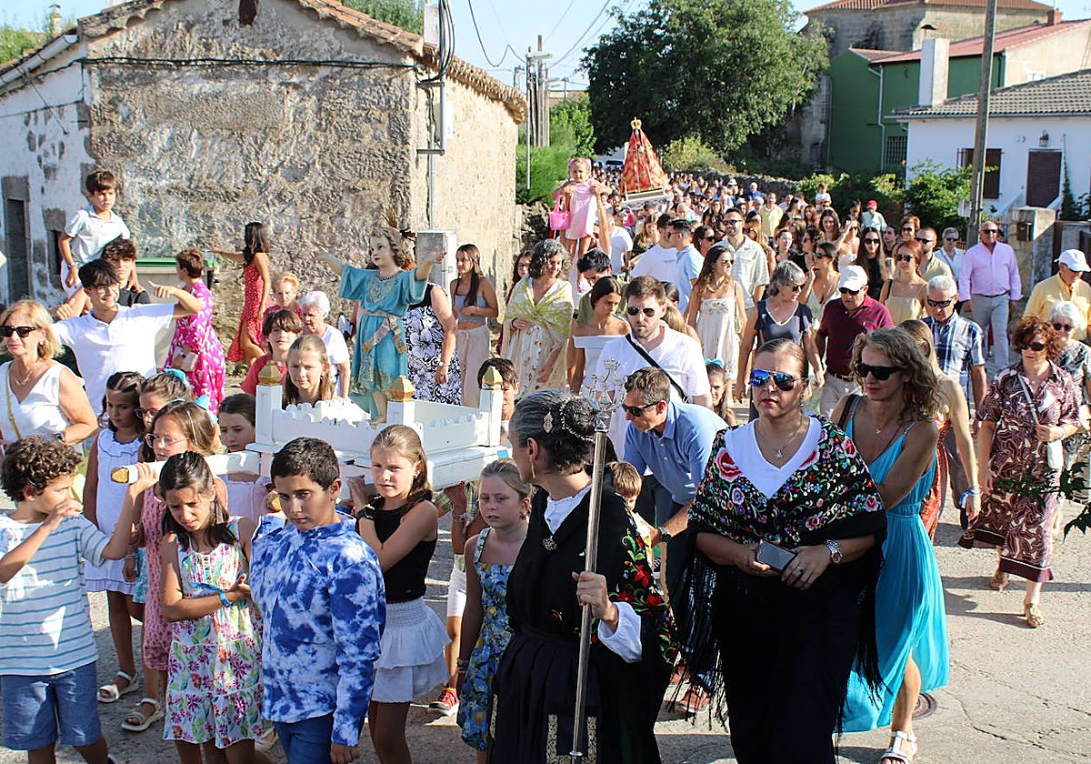 Gallegos de Solmirón acompaña a la Virgen de Gracia Carrero en su regreso a la ermita