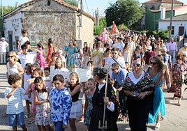 Multitudinaria procesión para acompañar a la Virgen de Gracia Carrero a la ermita