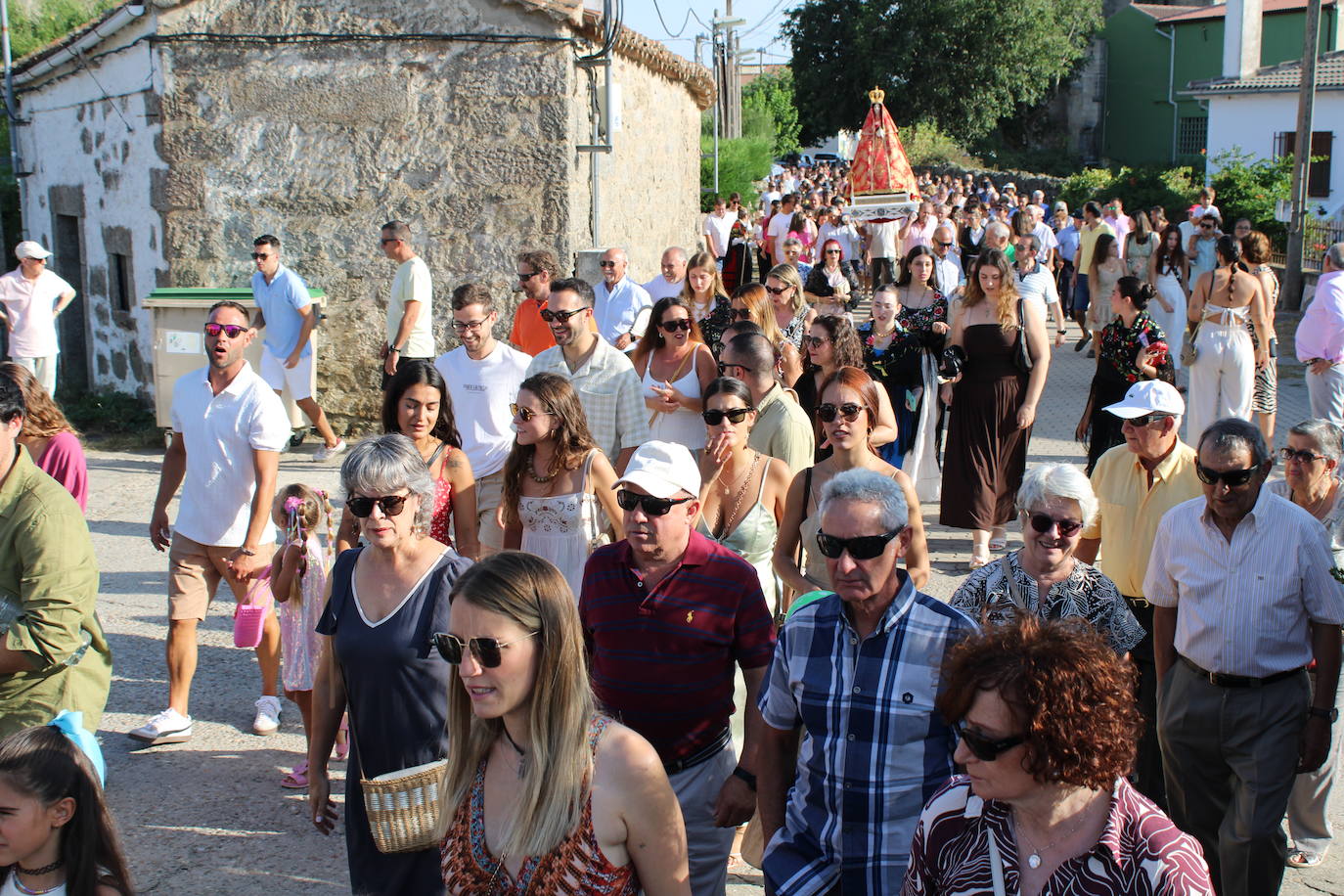 Gallegos de Solmirón acompaña a la Virgen de Gracia Carrero en su regreso a la ermita