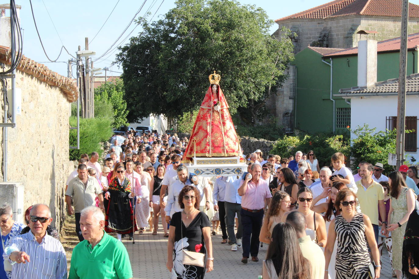 Gallegos de Solmirón acompaña a la Virgen de Gracia Carrero en su regreso a la ermita