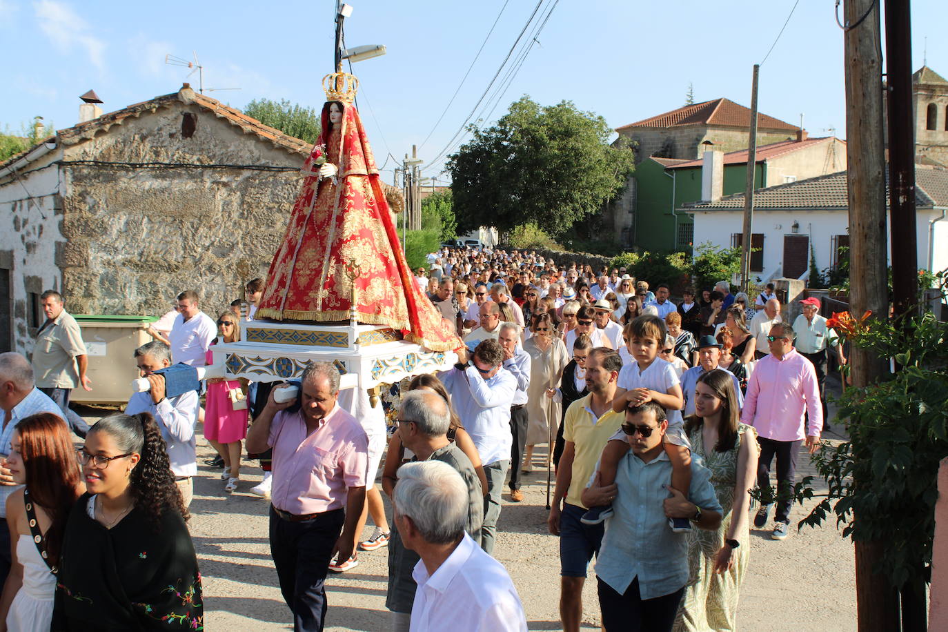 Gallegos de Solmirón acompaña a la Virgen de Gracia Carrero en su regreso a la ermita