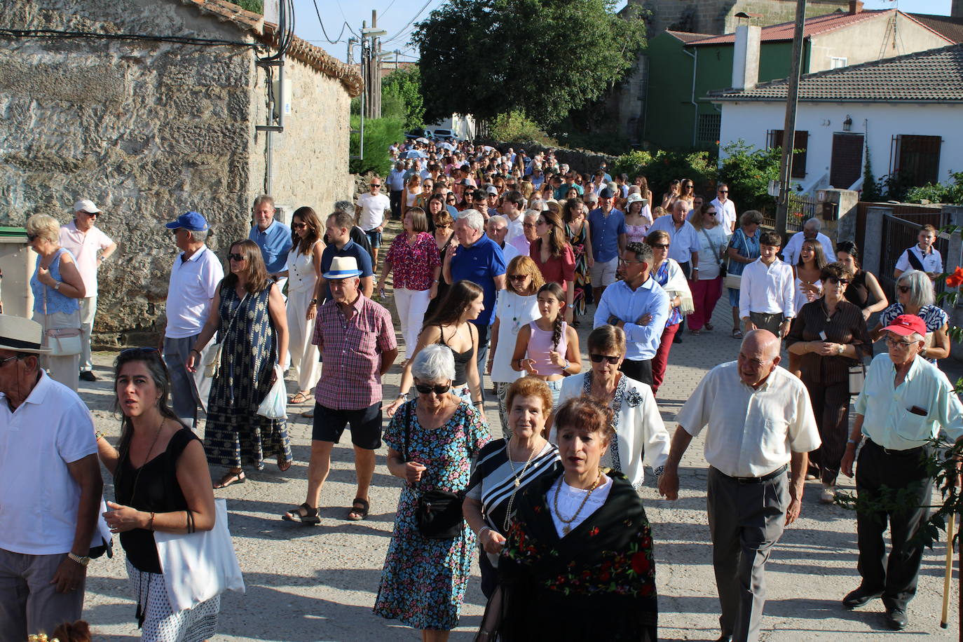 Gallegos de Solmirón acompaña a la Virgen de Gracia Carrero en su regreso a la ermita