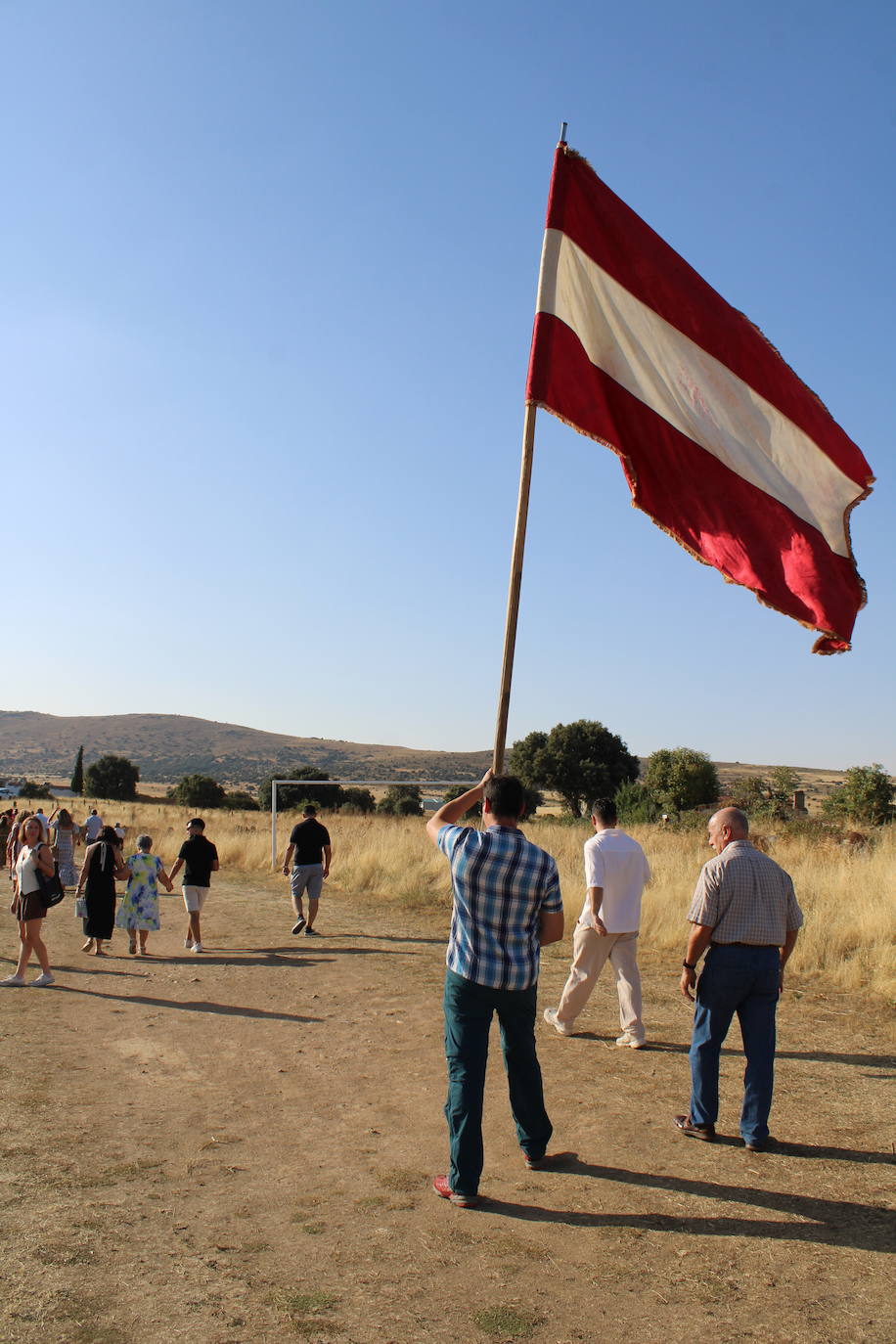 Gallegos de Solmirón acompaña a la Virgen de Gracia Carrero en su regreso a la ermita