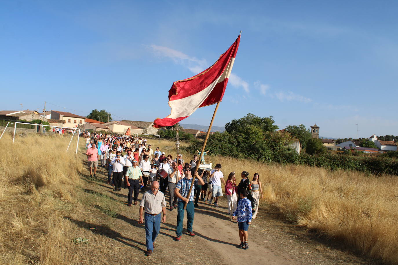Gallegos de Solmirón acompaña a la Virgen de Gracia Carrero en su regreso a la ermita