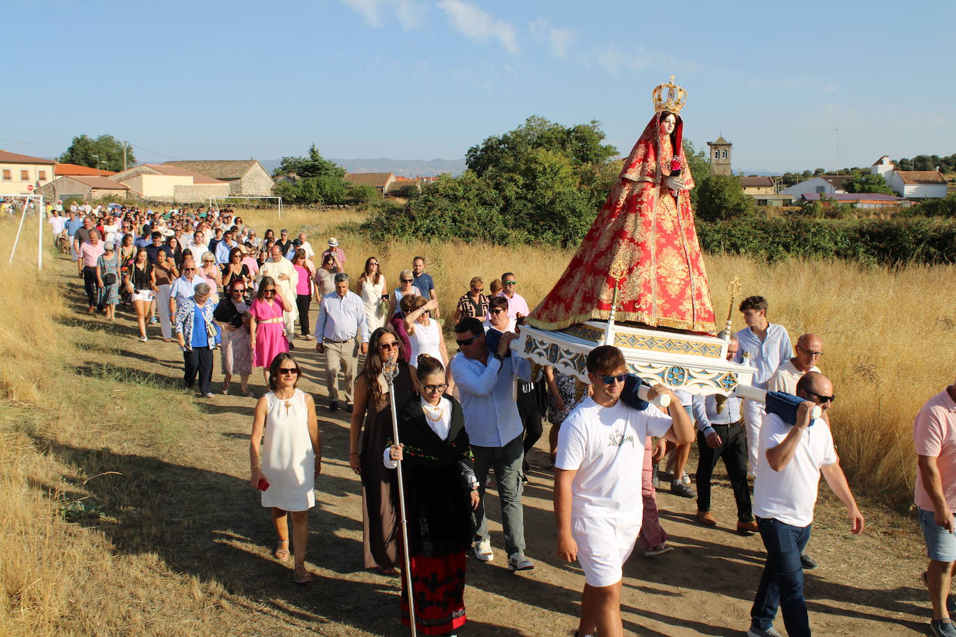 Gallegos de Solmirón acompaña a la Virgen de Gracia Carrero en su regreso a la ermita