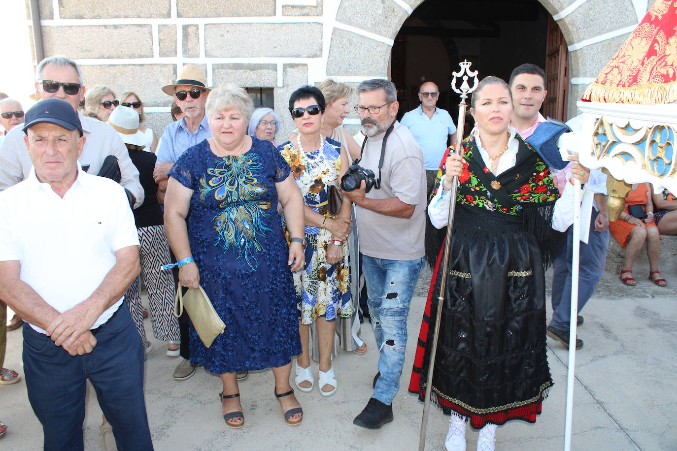 Gallegos de Solmirón acompaña a la Virgen de Gracia Carrero en su regreso a la ermita