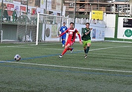 Héctor Nespral e Isma Cerro, en carrera, durante el último partido oficial (2021) entre el Guijuelo y Unionistas con el Municipal Luis Ramos como escenario de la contienda.