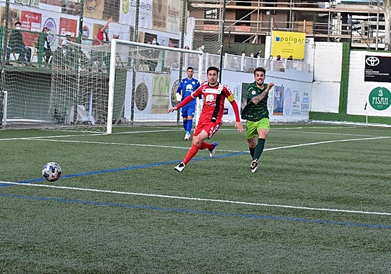 Héctor Nespral e Isma Cerro, en carrera, durante el último partido oficial (2021) entre el Guijuelo y Unionistas con el Municipal Luis Ramos como escenario de la contienda.