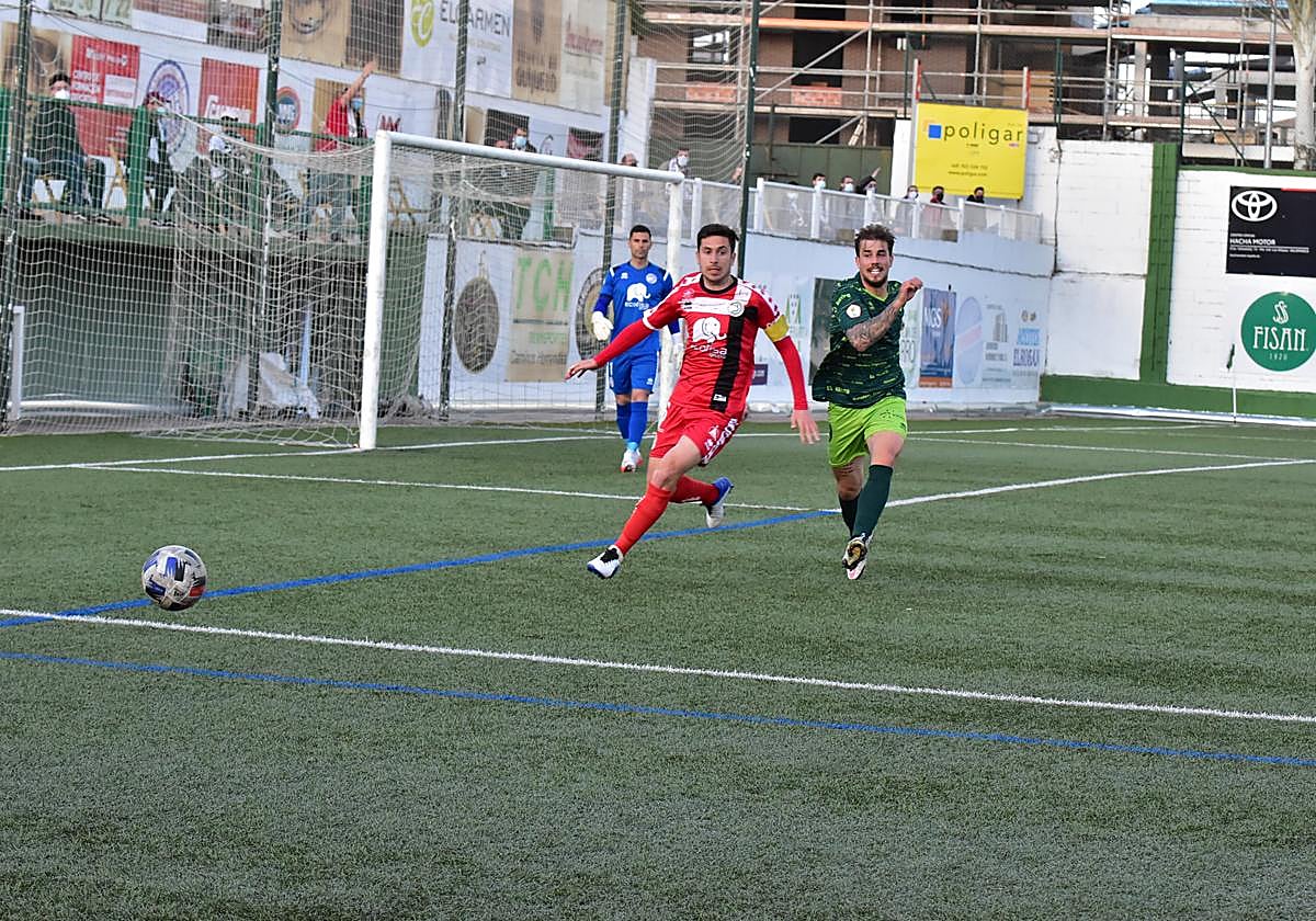 Héctor Nespral e Isma Cerro, en carrera, durante el último partido oficial (2021) entre el Guijuelo y Unionistas con el Municipal Luis Ramos como escenario de la contienda.