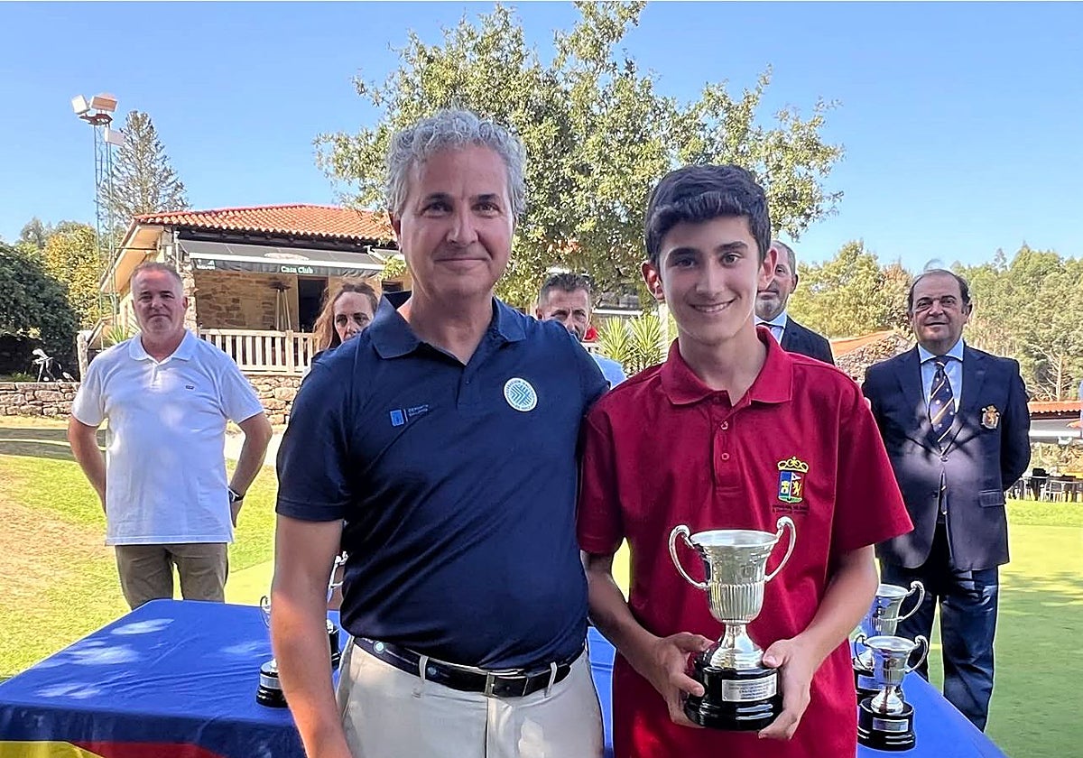 Diego Martín, con el trofeo de campeón de España infantil.