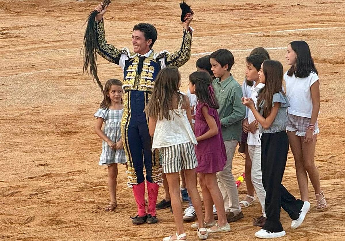 El Capea, con los máximos trofeos del toro Africano, de Carmen Lorenzo, con el que firmó su triunfal retirada de los ruedos.