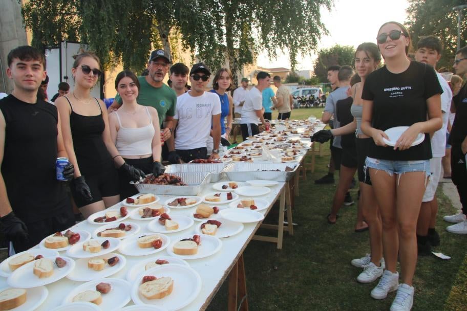Villamayor de Armuña disfruta de las fiestas de verano con el río Tormes y la merienda de peñas