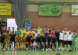 Los dos conjuntos protagonistas del duelo amistoso posan en el encuentro.