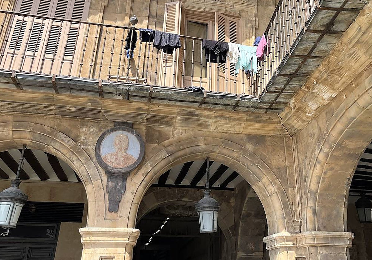 Ropa tendida en un balcón de la Plaza Mayor.