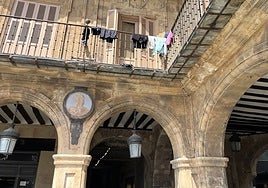 Ropa tendida en un balcón de la Plaza Mayor.