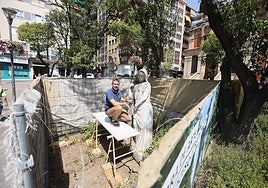 Miguel García, junto a la escultura de 'La Montaraza', ya vallada.