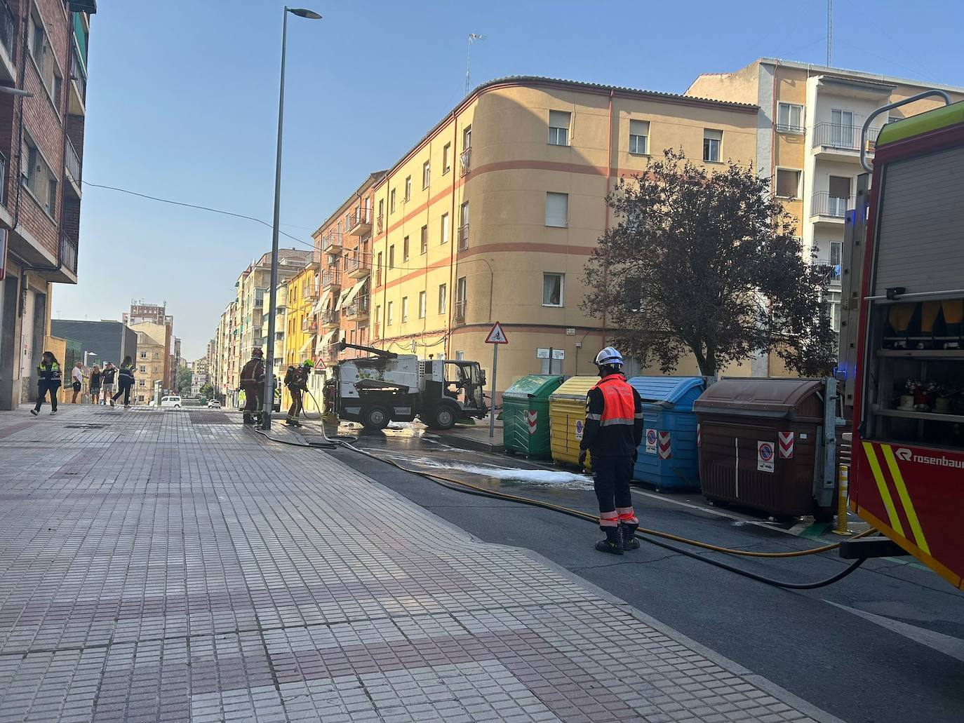 Expectación entre viandantes por el fuego declarado.