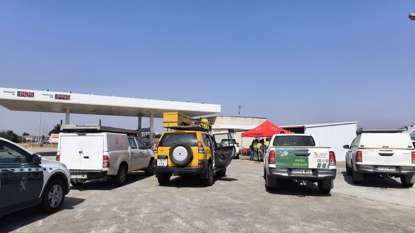 Imagen principal - 1) Dispositivo desplegado en Villar de Peralonso. 2) Los Bomberos de la Diputación, actuando en la localidad de Cerezal de Puertas. 3) Imagen de una de las casas destrozadas por el fuego en Cerezal de Puertas.