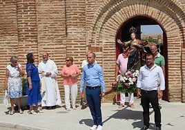 Los dulzaineros de Macotera obsequiaron con música tradicional a la Virgen. Niños y mayores bailaron y mostraron su cariño a Nuestra Señora de la Asunción