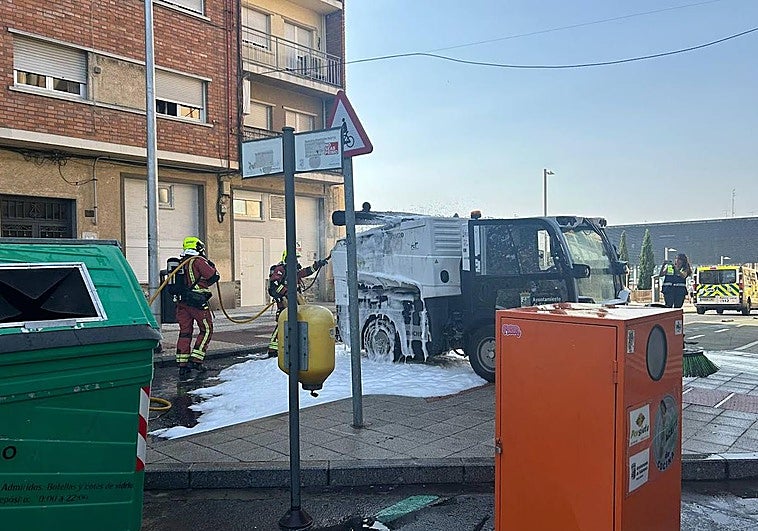 Los Bomberos, extinguiendo las llamas.