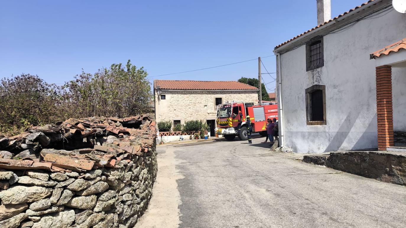 Imagen secundaria 1 - 1) Dispositivo desplegado en Villar de Peralonso. 2) Los Bomberos de la Diputación, actuando en la localidad de Cerezal de Puertas. 3) Imagen de una de las casas destrozadas por el fuego en Cerezal de Puertas.
