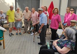 El alcalde de Ledesma, Exuperancio Benito, visitando a los mayores desplazados y alojados en la residencia municipal.