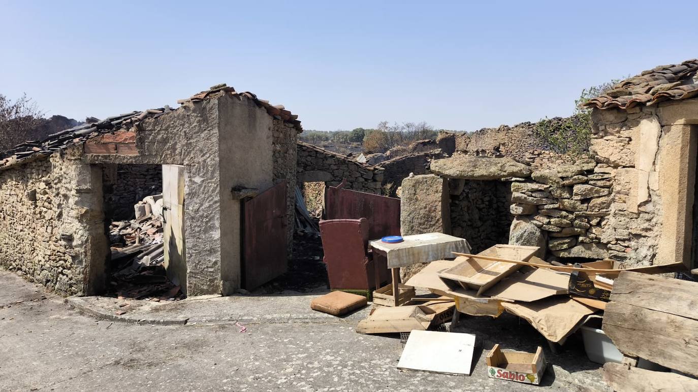 Imagen secundaria 2 - 1) Dispositivo desplegado en Villar de Peralonso. 2) Los Bomberos de la Diputación, actuando en la localidad de Cerezal de Puertas. 3) Imagen de una de las casas destrozadas por el fuego en Cerezal de Puertas.