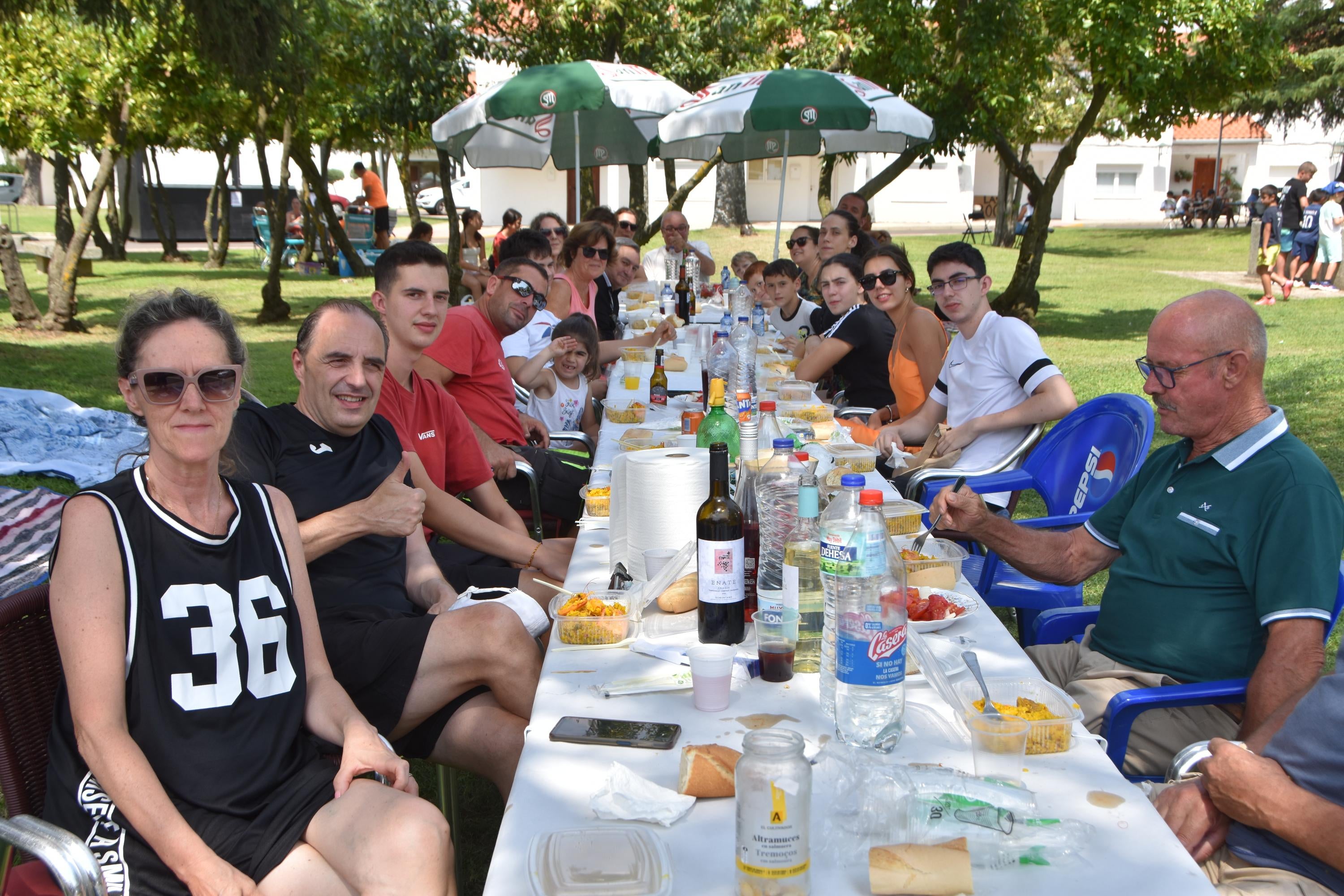 Diversión y paella para 800 en Nuevo Naharros