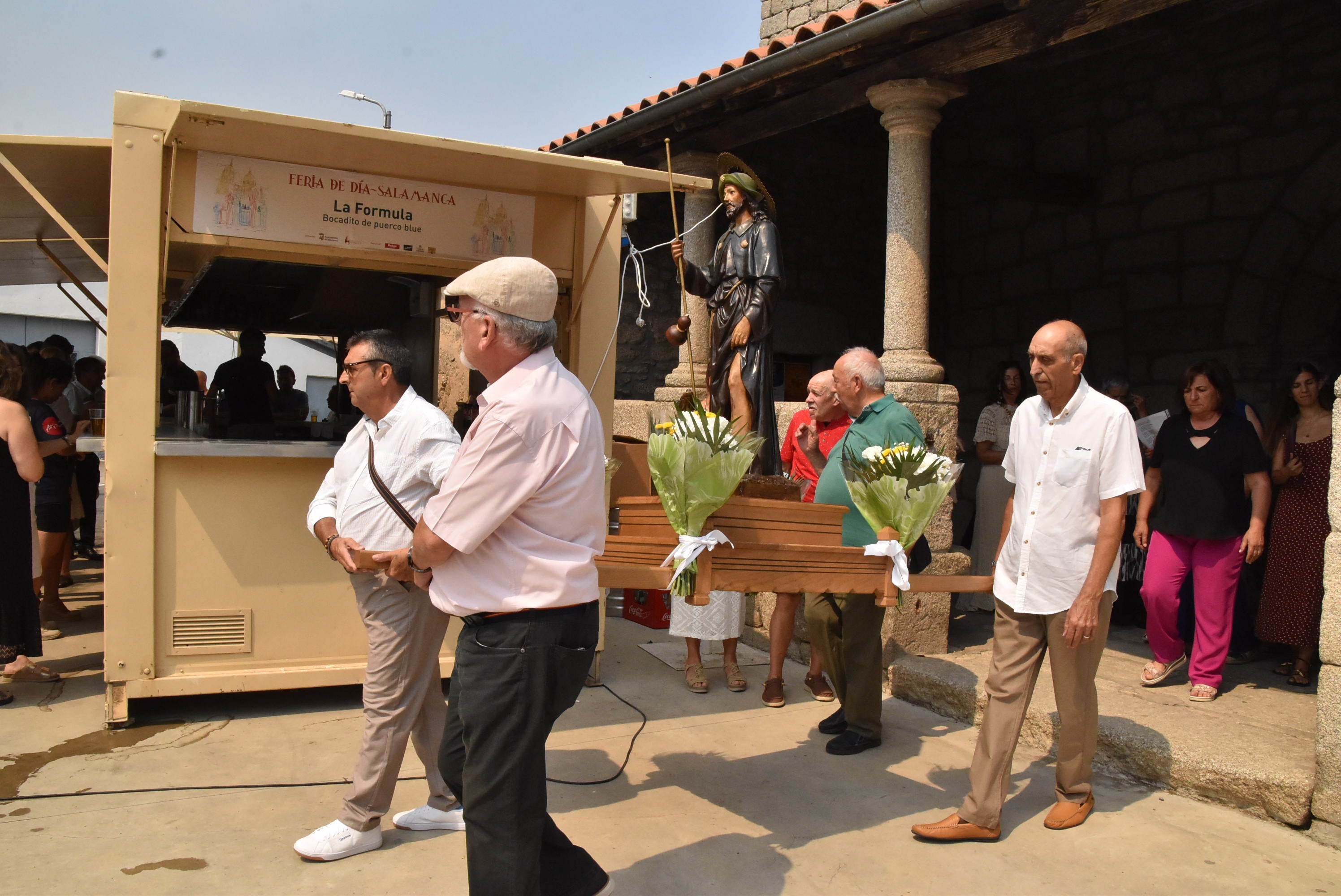 Aldeacipreste saca en procesión a San Roque para bendecir a sus fieles
