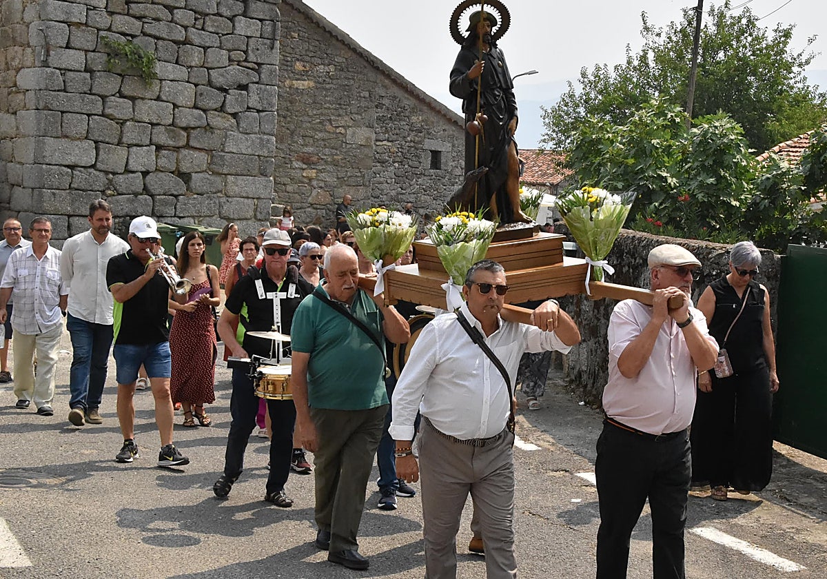 Aldeacipreste saca en procesión a San Roque para bendecir a sus fieles
