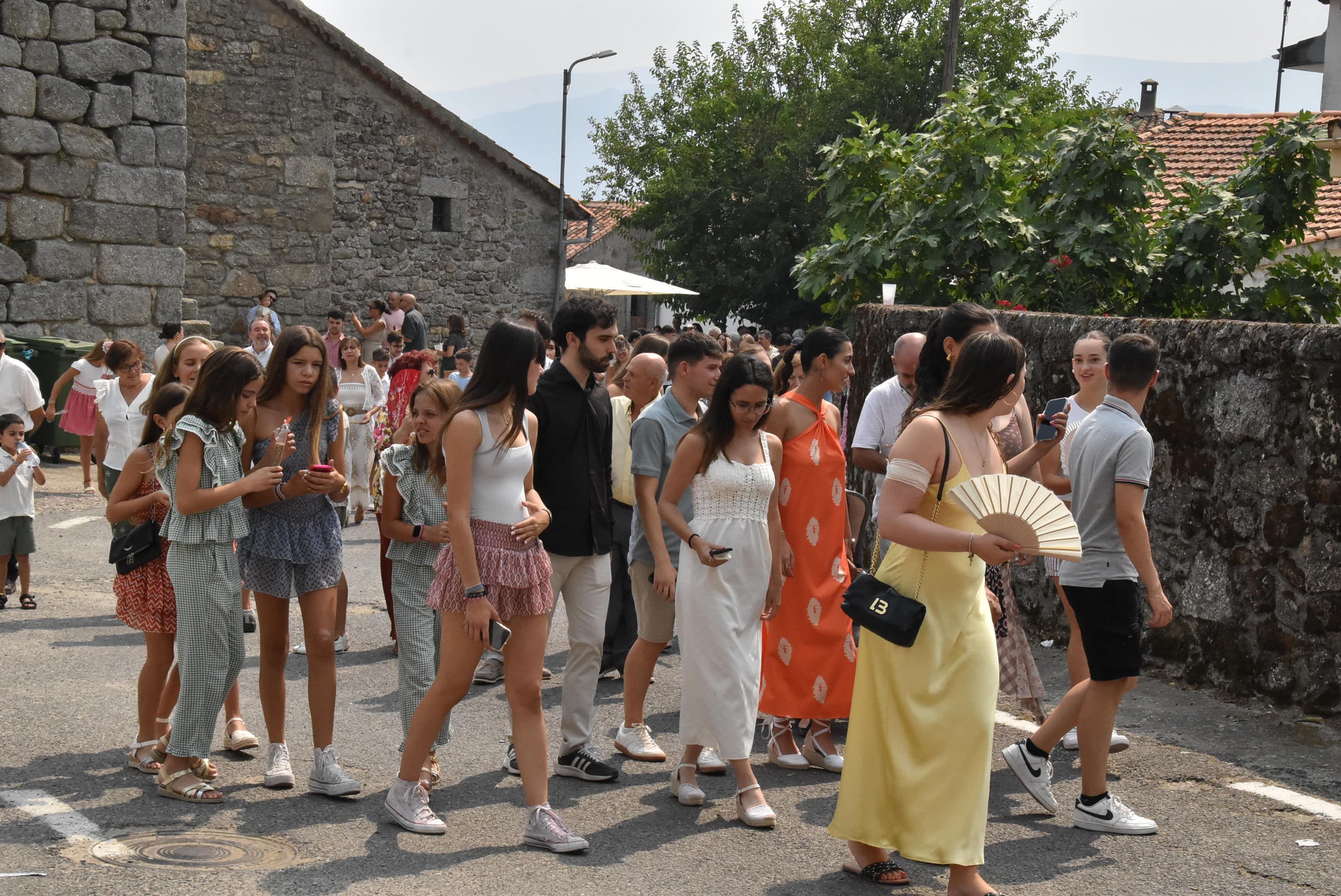 Aldeacipreste saca en procesión a San Roque para bendecir a sus fieles