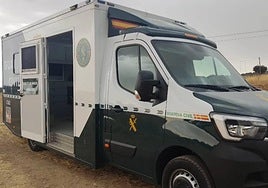 Un furgón de la Guardia Civil de Salamanca, en el lugar en el que se ha desplegado el dispositivo.