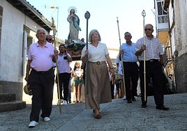Las varas de las cofradías marchaban delante de la Virgen