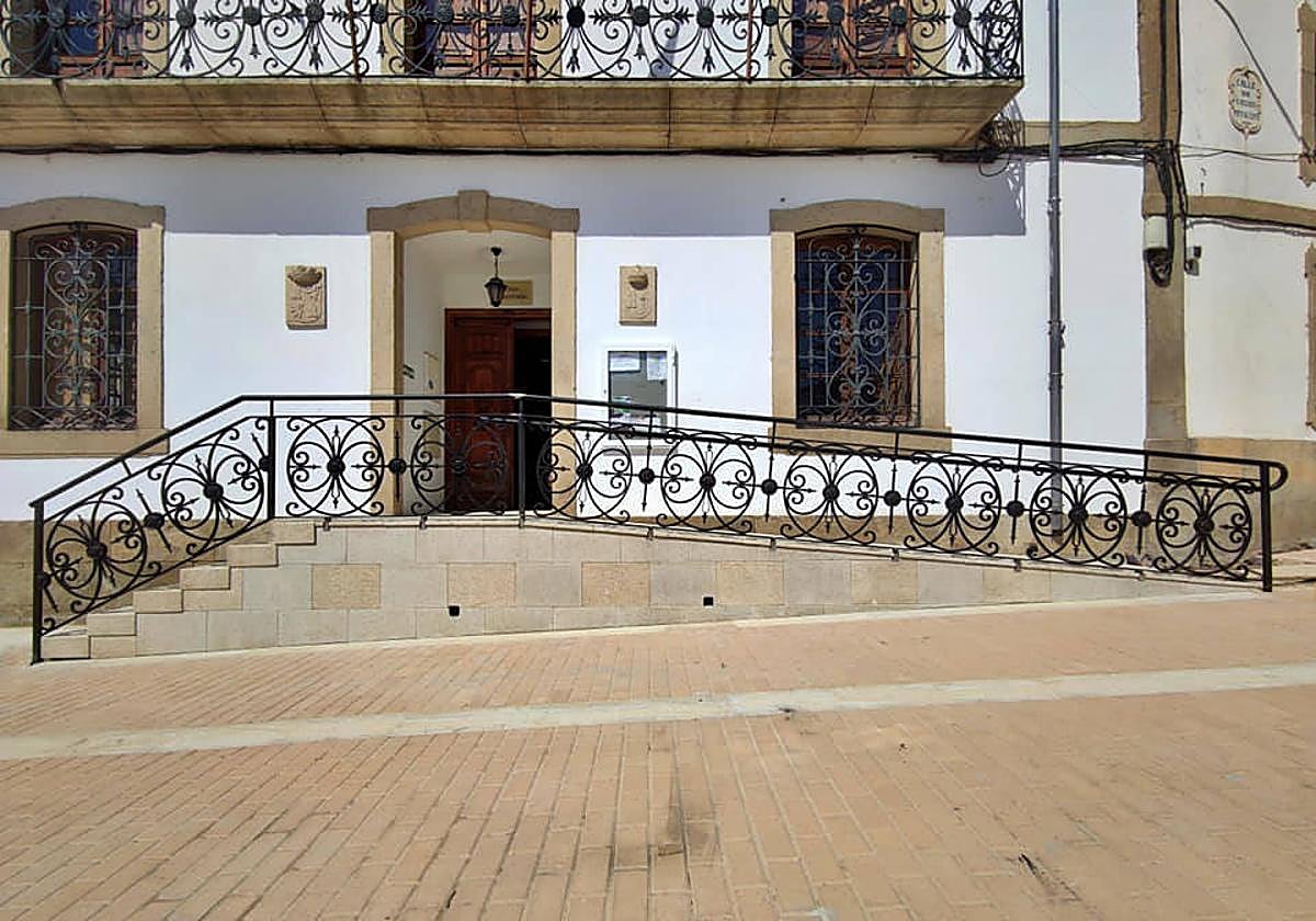 Imagen de la entrada al Ayuntamiento de Lumbrales.