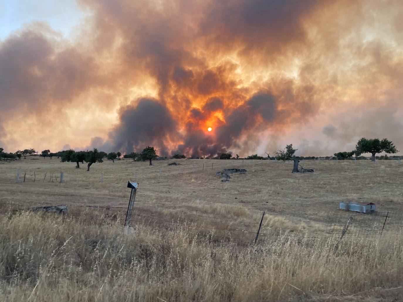 Imagen secundaria 1 - Noche de evacuaciones, pueblos vacíos, residencias desalojadas y albergues abiertos: la batalla contra el fuego en Salamanca sigue viva
