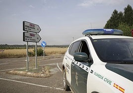 La Guardia Civil corta una carretera para impedir que la gente se aproxime al incendio.