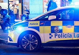 Un coche de la Policía Local, estacionado en la Gran Vía.