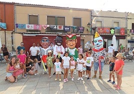 Los cabezudos posan junto a los niños en Cantalpino.