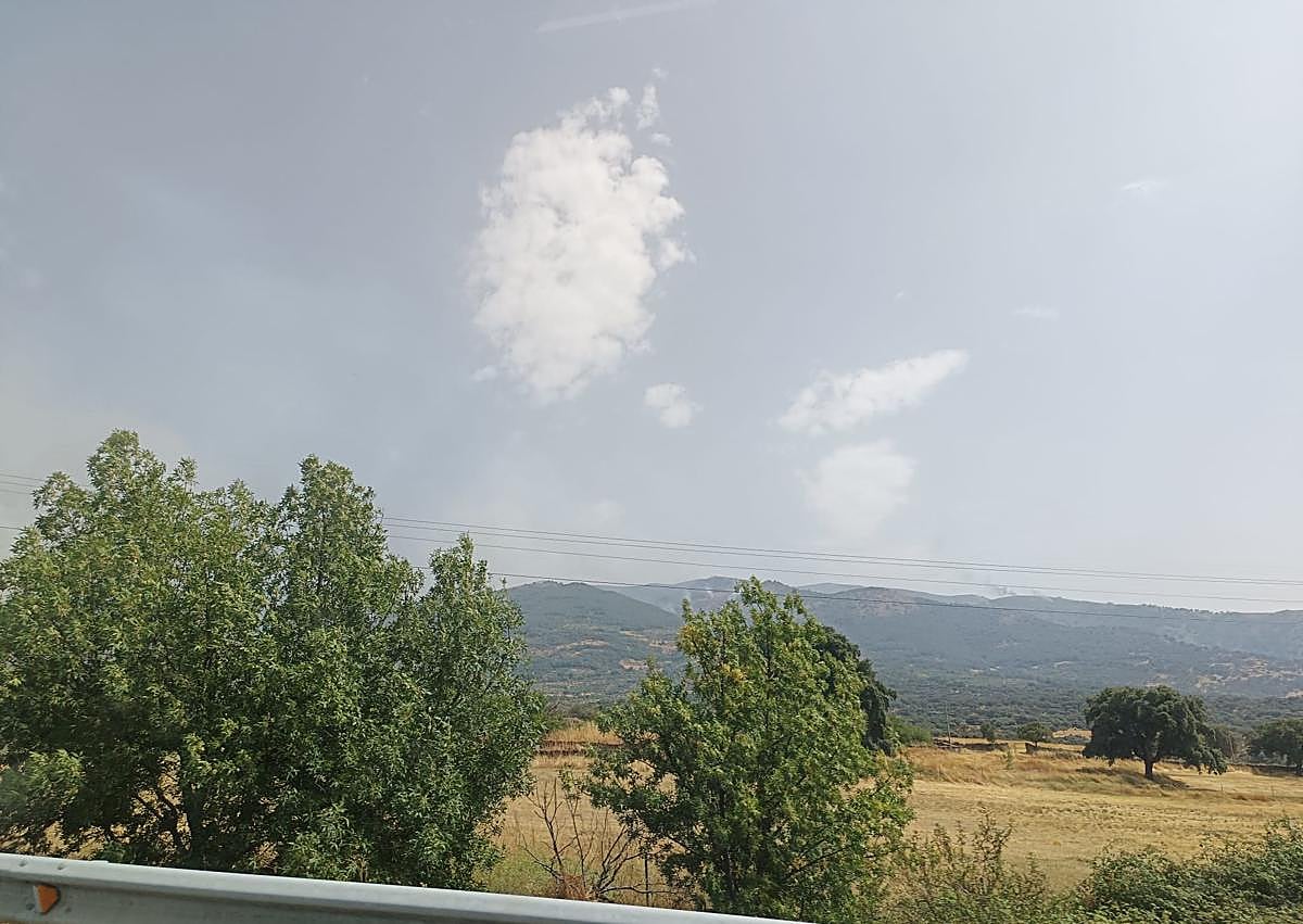 Imagen secundaria 1 - El incendio en Jarilla no para de avanzar y pone en alerta a Salamanca: ya está a 7 kilómetros del límite con Castilla y León