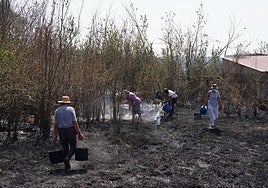 Algunos vecinos de Cerezal de Puertas, ayudando en las labores de extinción del fuego.