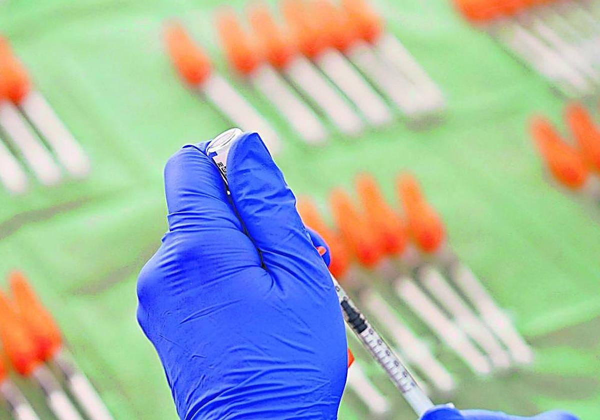 Imagen de una enfermera preparando una vacuna contra el coronavirus.