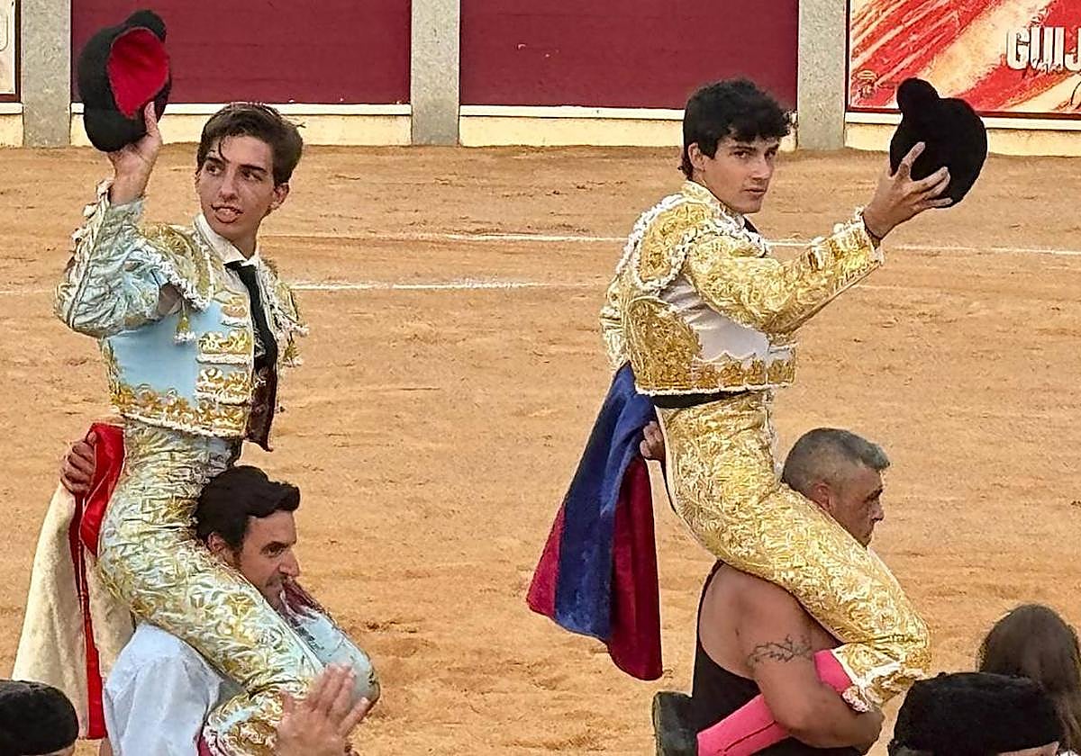 Julio Norte y Cristian González, a hombros en Guijuelo.