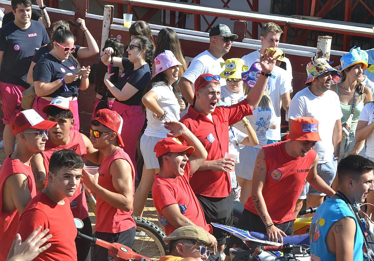 Concentración de peñas y pregón en la plaza.