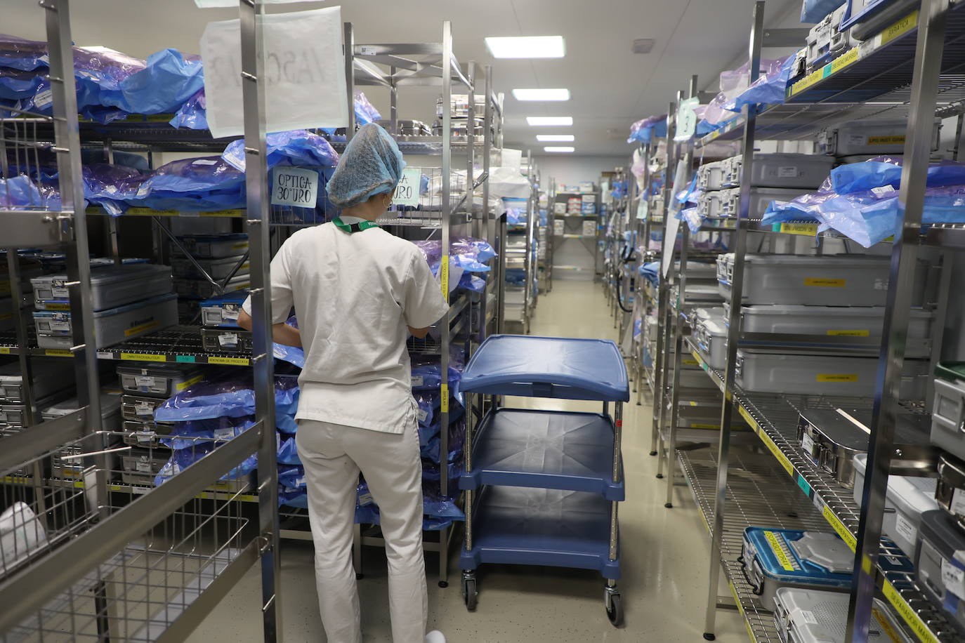 Laura Alonso prepara el material -ya completamente listo- de una petición recibida desde los quirófanos.