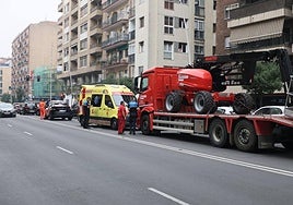 Efectivos sanitarios y Policía Local, en el lugar del accidente.