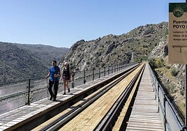 Dos senderistas, realizando la popular ruta del Camino de Hierro.
