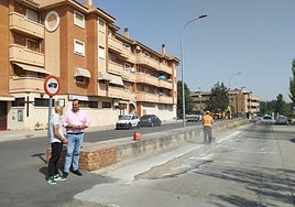 El alcalde de Santa Marte de Tormes, David Mingo, junto al edil Juan Carlos Bueno, en la visita a las obras.