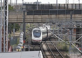 Un tren, llegando a la estación de Salamanca.