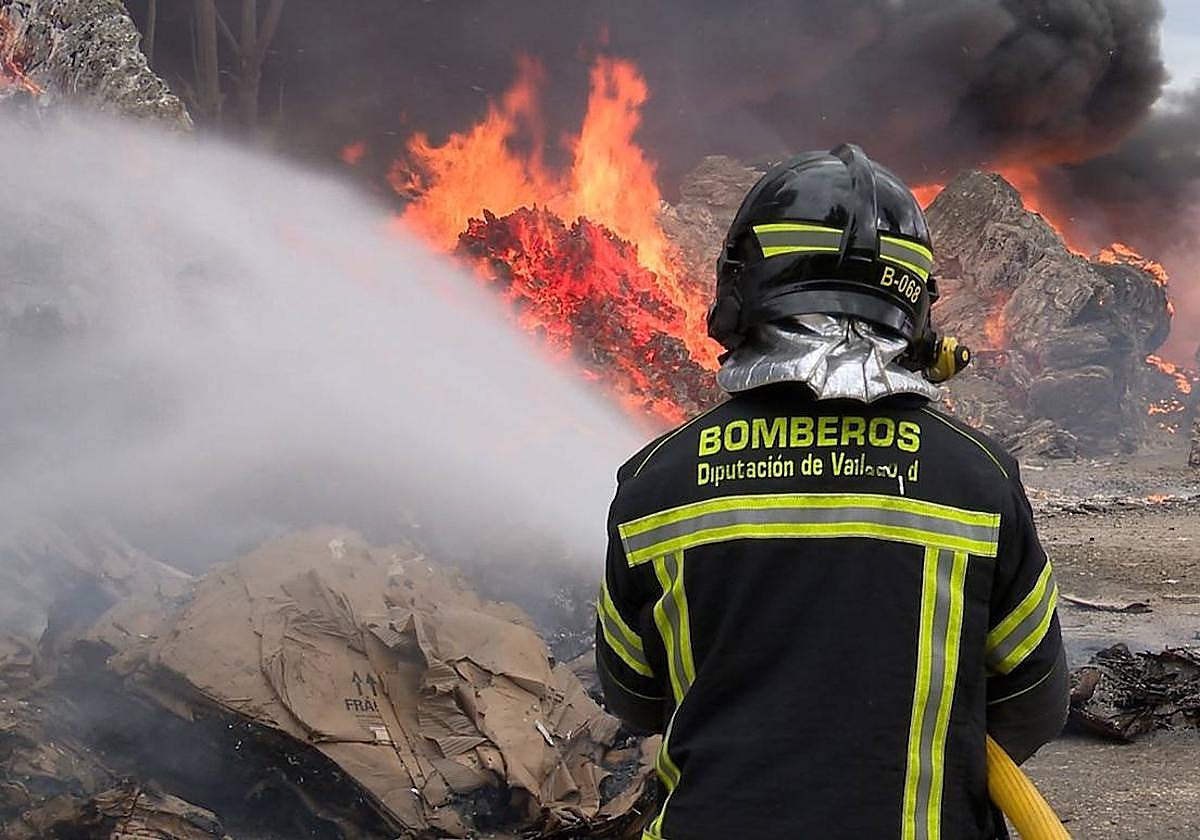 Foto de archivo de un bombero de la Diputación de Valladolid.