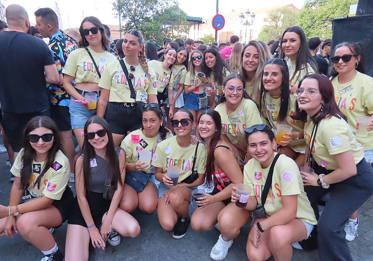 Un grupo de jóvenes disfruta de las fiestas.